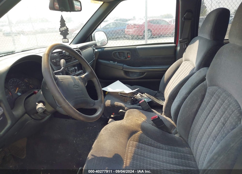 1998 CHEVROLET BLAZER LS VIN: 1GNDT13W6WK154571
