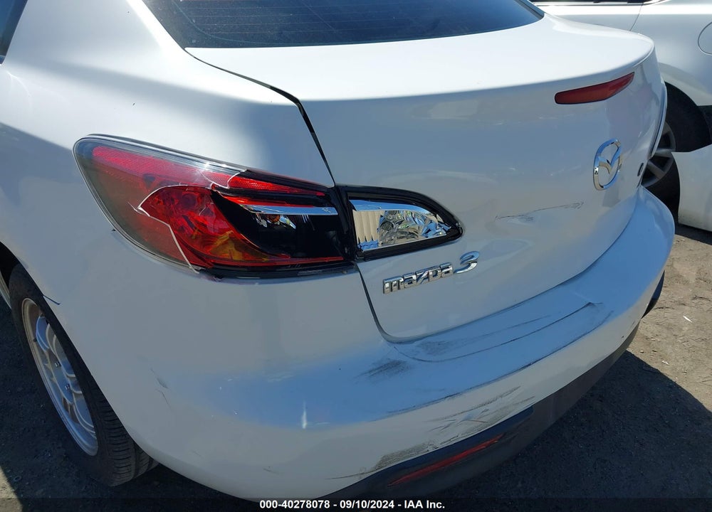 2011 MAZDA 3 I SPORT VIN: JM1BL1UG8B1427825