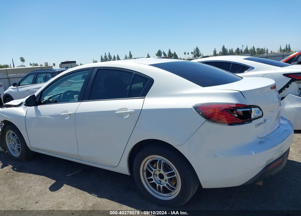 2011 MAZDA 3 I SPORT VIN: JM1BL1UG8B1427825
