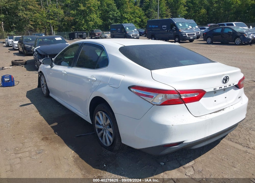 2018 TOYOTA CAMRY LE VIN: 4T1B11HK5JU567084