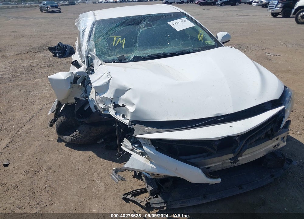 2018 TOYOTA CAMRY LE VIN: 4T1B11HK5JU567084