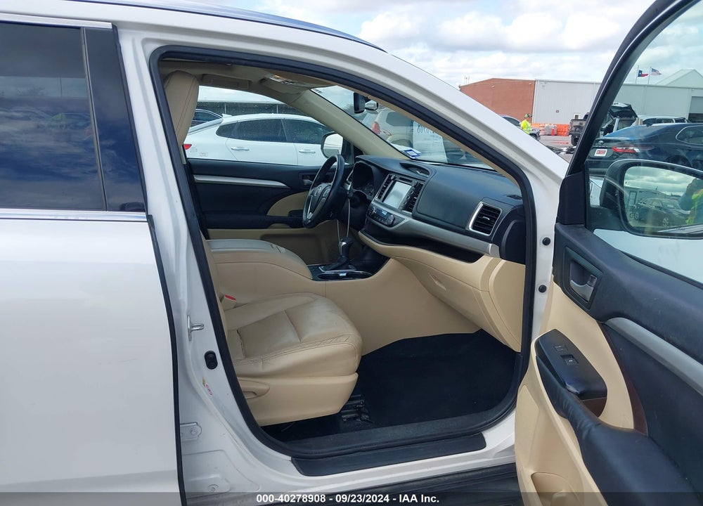 2015 TOYOTA HIGHLANDER XLE V6 VIN: 5TDKKRFH7FS050212
