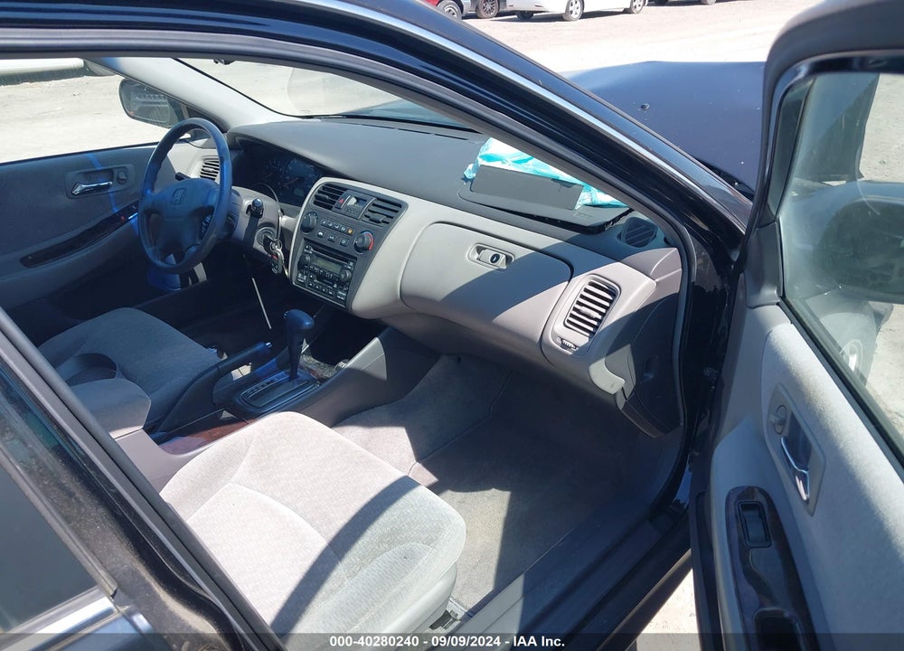 2002 HONDA ACCORD 2.3 SE VIN: 1HGCG56702A107798