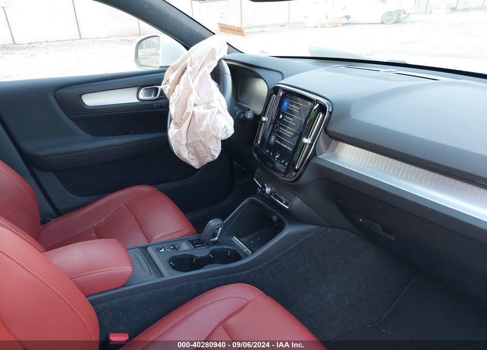 2019 VOLVO XC40 T5 MOMENTUM VIN: YV4162UK5K2122948