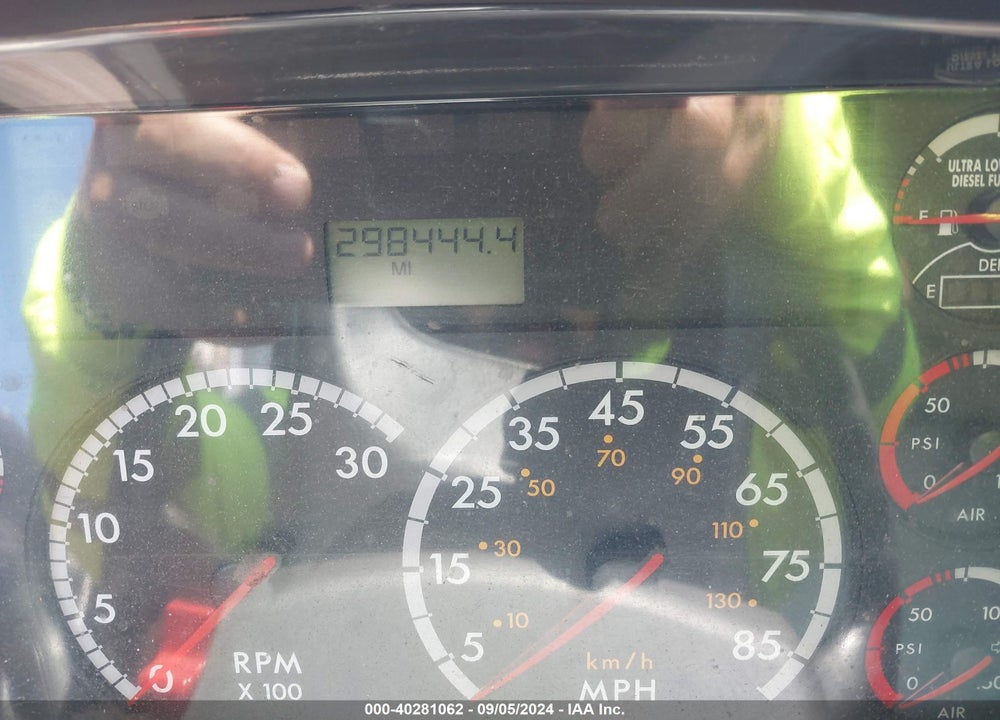 2011 FREIGHTLINER M2 106 MEDIUM DUTY VIN: 1FVACXBS4BHAZ0445