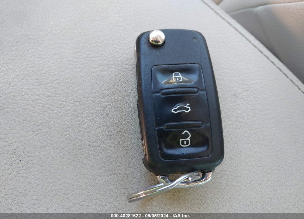 2011 VOLKSWAGEN TIGUAN SE VIN: WVGBV7AX7BW000054