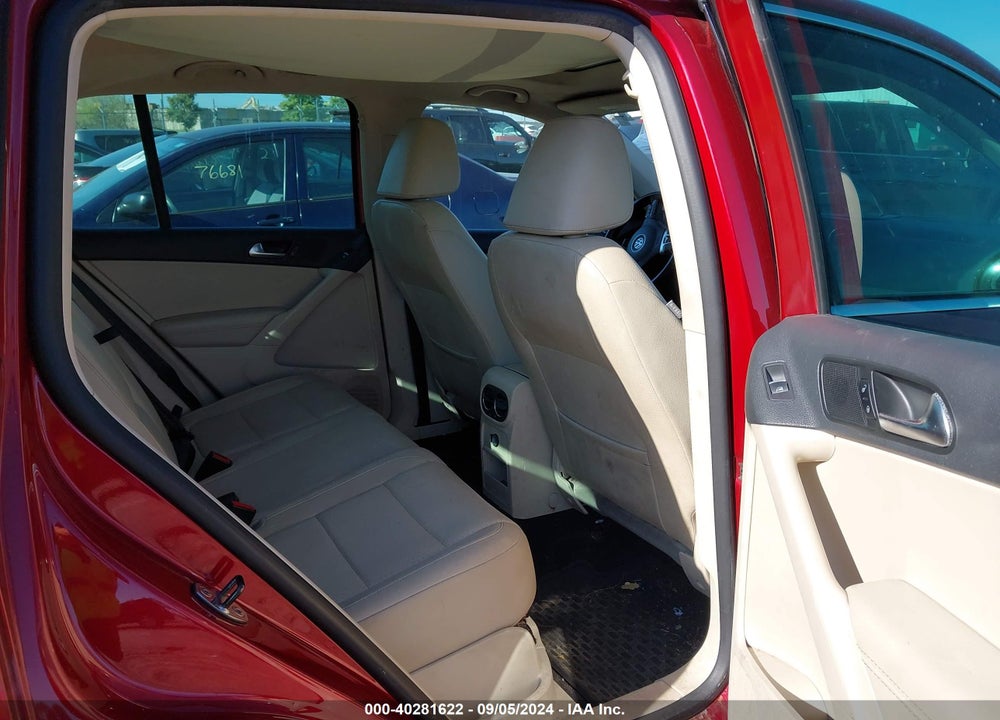 2011 VOLKSWAGEN TIGUAN SE VIN: WVGBV7AX7BW000054