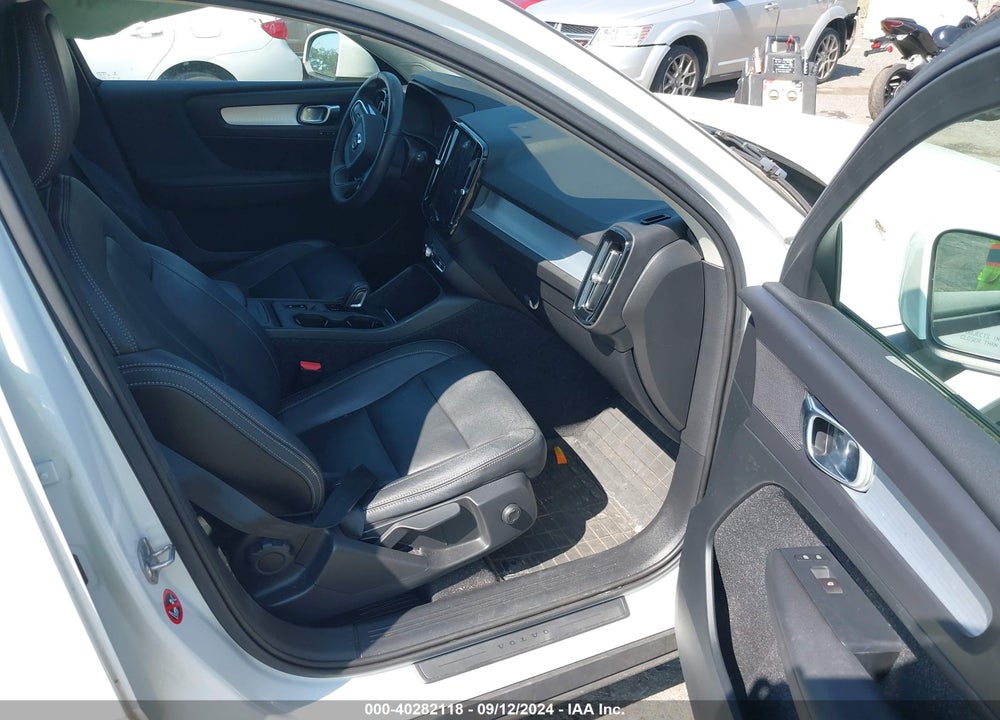 2019 VOLVO XC40 T4 MOMENTUM VIN: YV4AC2HK3K2054507