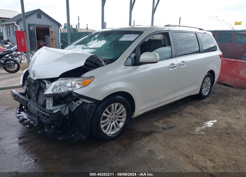 2015 TOYOTA SIENNA XLE 8 PASSENGER VIN: 5TDYK3DC7FS649772