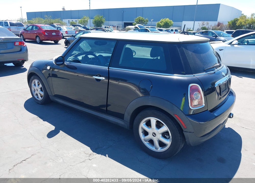 2008 MINI COOPER VIN: WMWMF33528TT65957