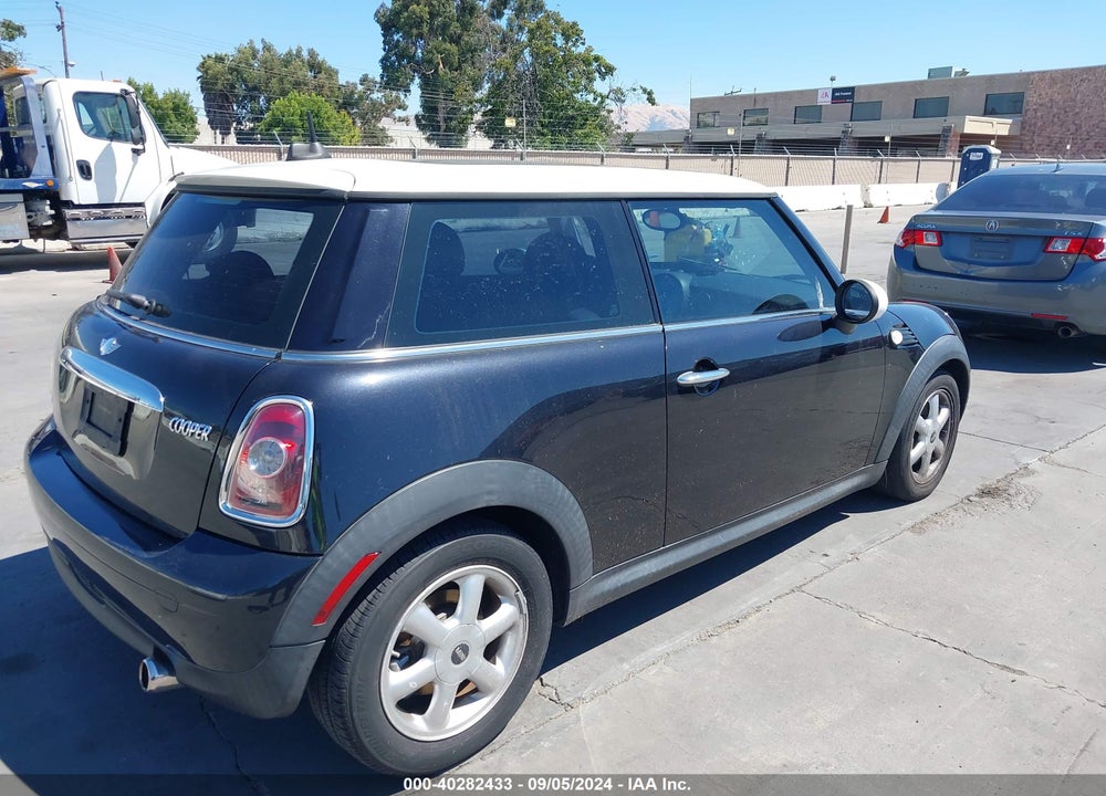 2008 MINI COOPER VIN: WMWMF33528TT65957