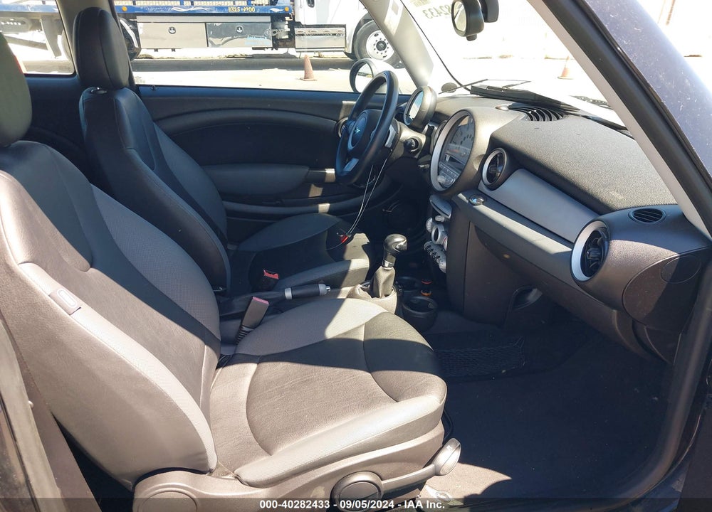 2008 MINI COOPER VIN: WMWMF33528TT65957