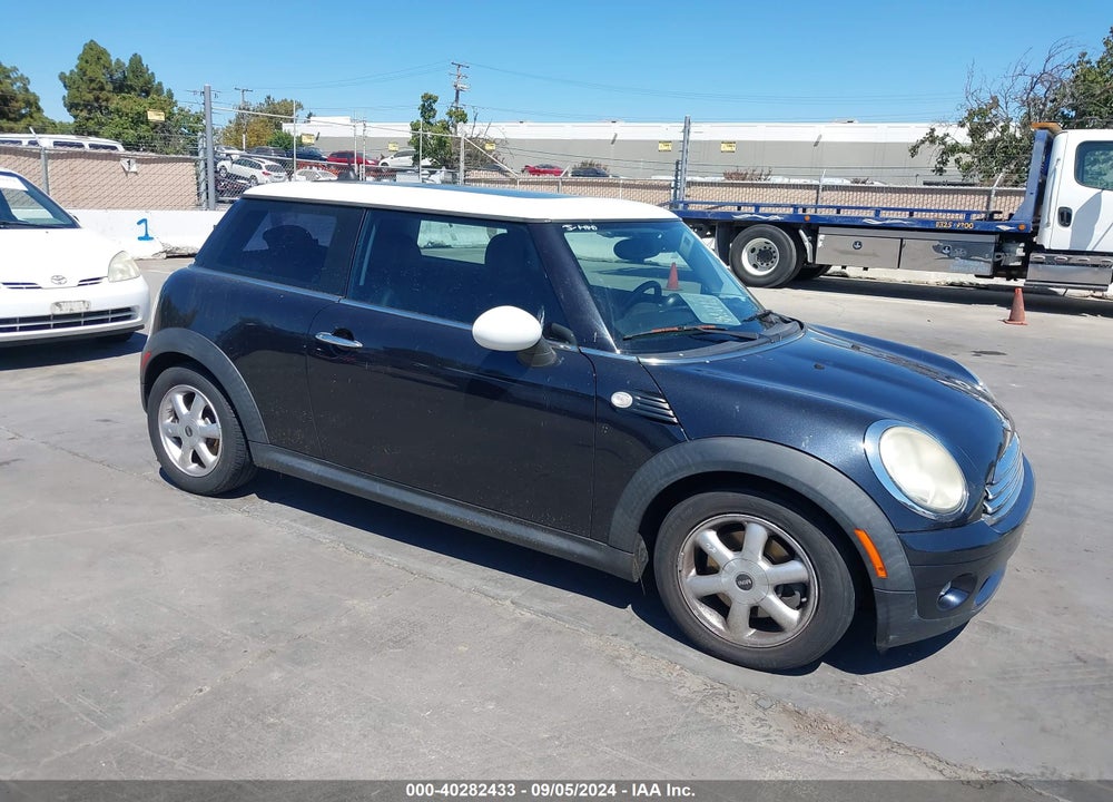 2008 MINI COOPER VIN: WMWMF33528TT65957