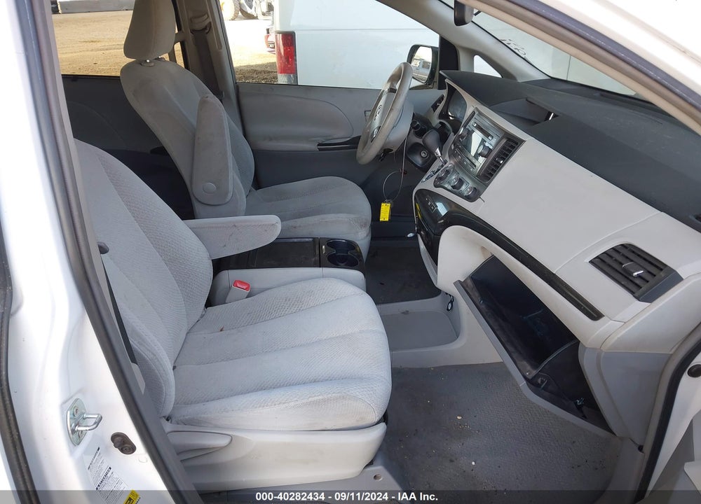 2011 TOYOTA SIENNA LE VIN: 5TDJK3DC2BS004555