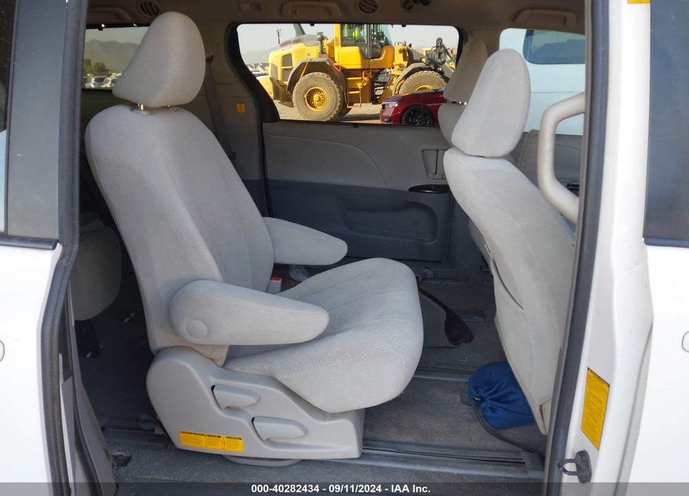 2011 TOYOTA SIENNA LE VIN: 5TDJK3DC2BS004555