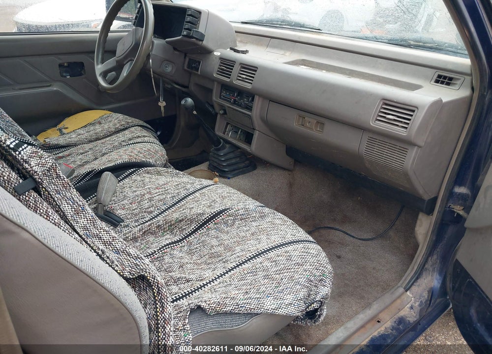 1995 ISUZU CONVENTIONAL SHORT BED VIN: JAACL11L0S7204589