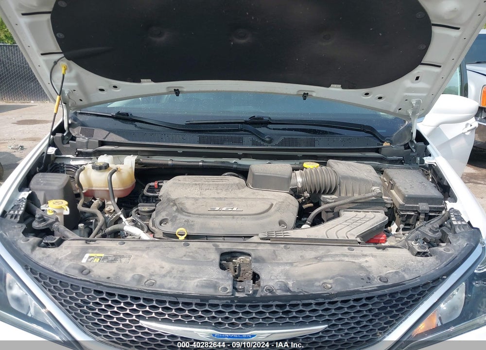 2018 CHRYSLER PACIFICA TOURING L VIN: 2C4RC1BG5JR192800