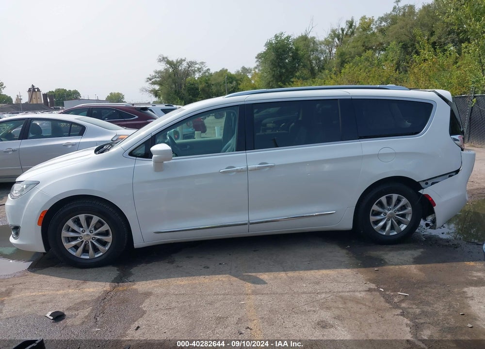 2018 CHRYSLER PACIFICA TOURING L VIN: 2C4RC1BG5JR192800