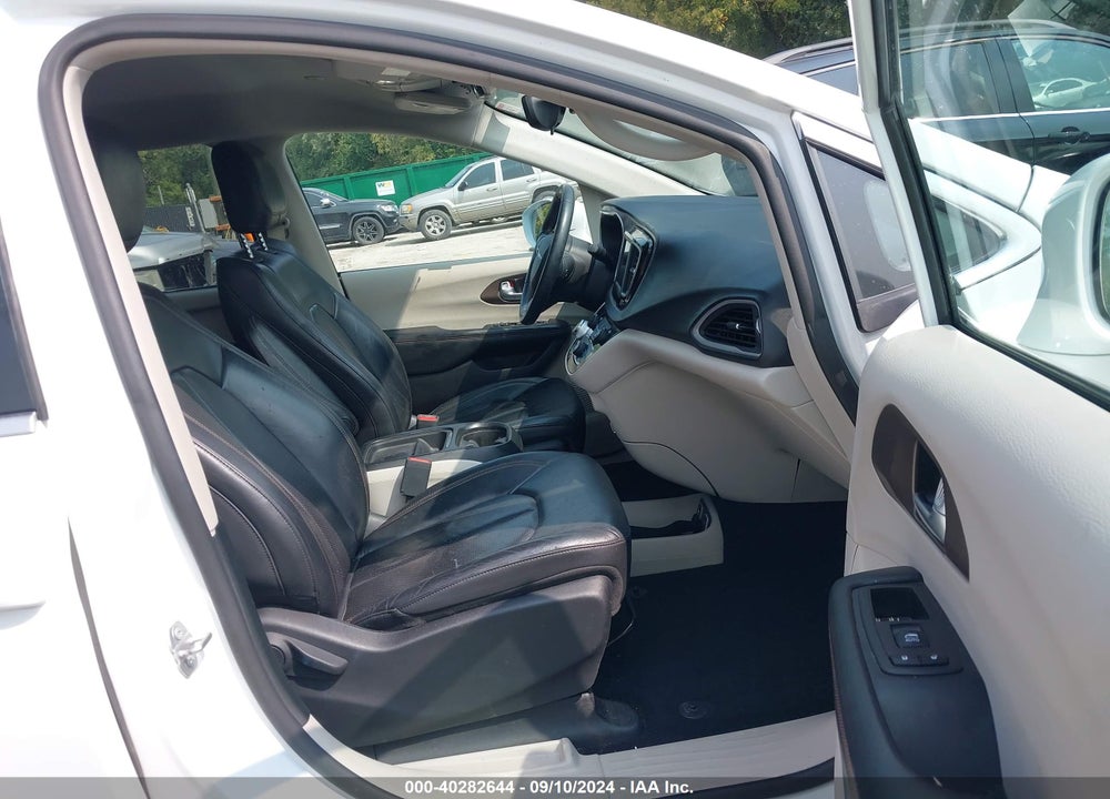 2018 CHRYSLER PACIFICA TOURING L VIN: 2C4RC1BG5JR192800