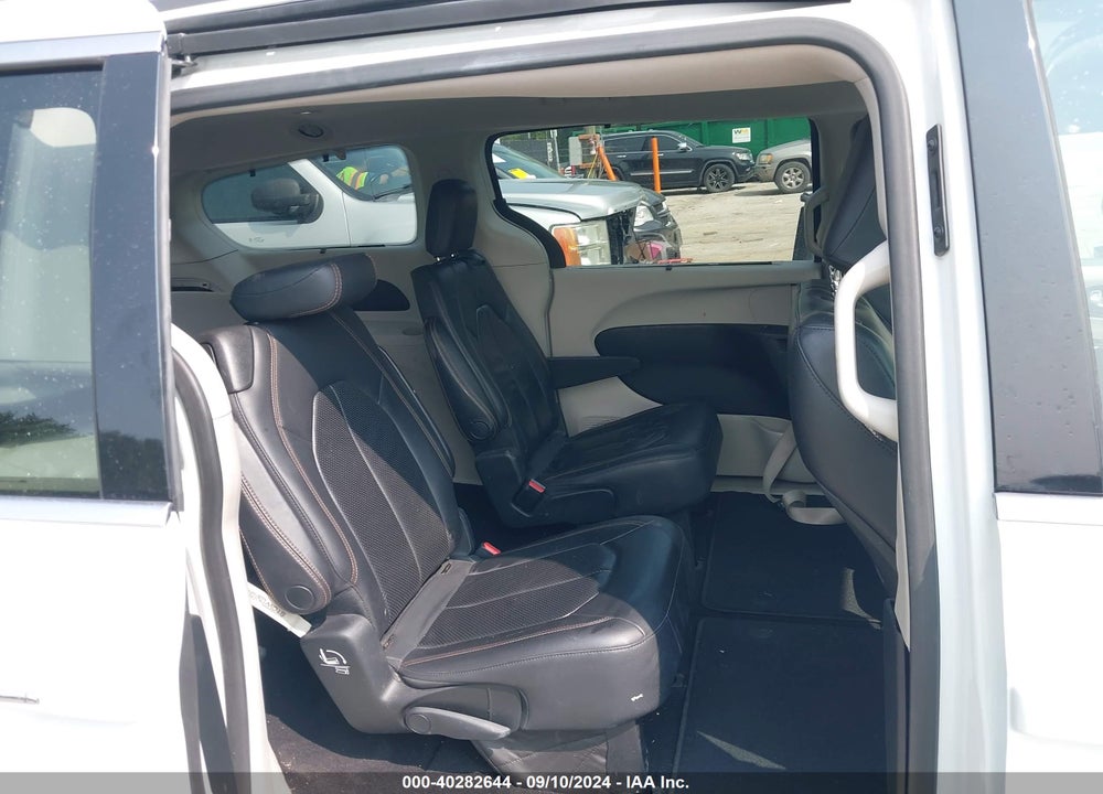 2018 CHRYSLER PACIFICA TOURING L VIN: 2C4RC1BG5JR192800