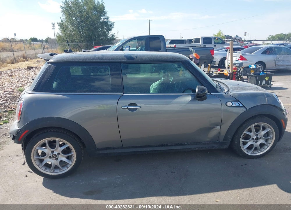 2009 MINI COOPER S VIN: WMWMF73559TV39917