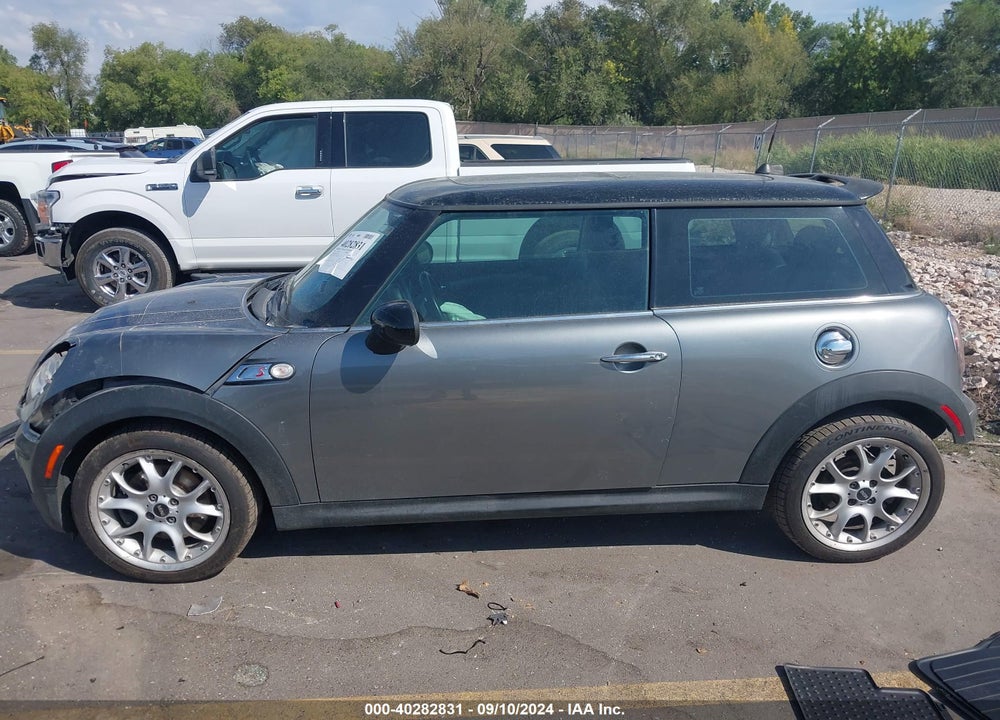 2009 MINI COOPER S VIN: WMWMF73559TV39917