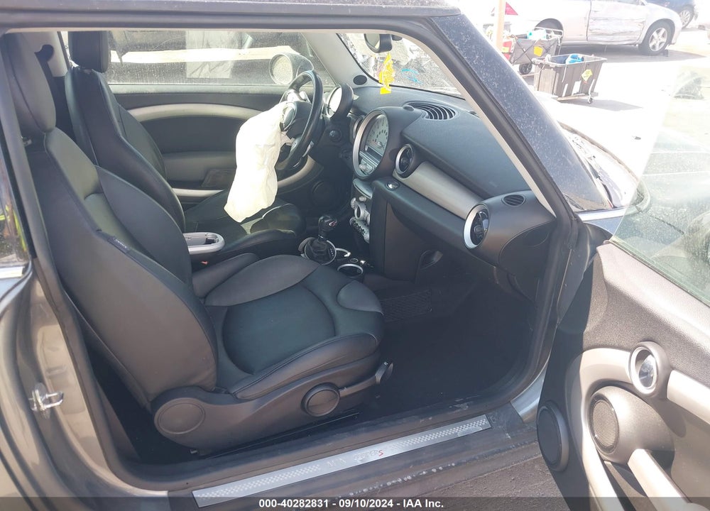 2009 MINI COOPER S VIN: WMWMF73559TV39917