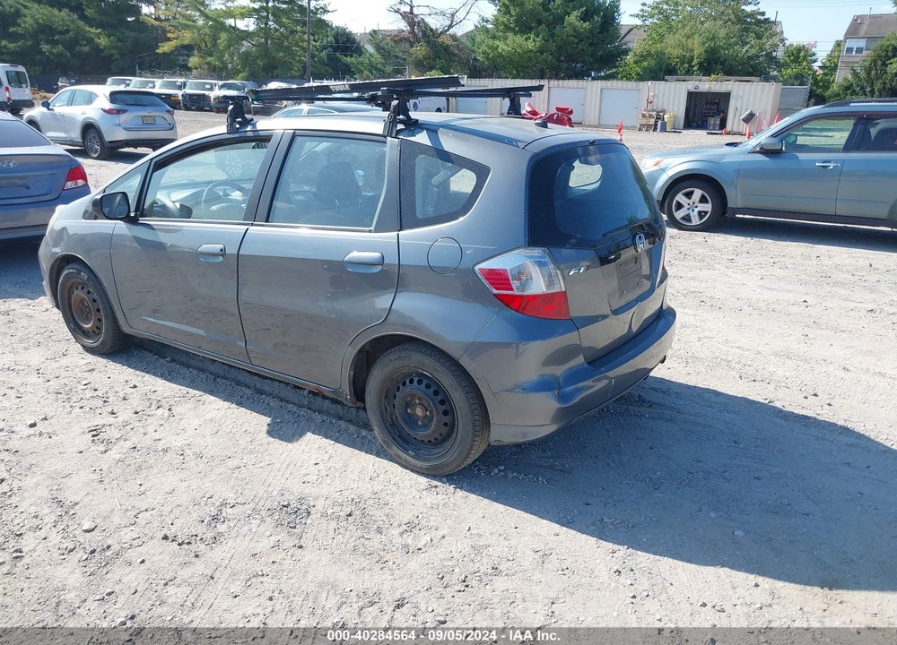 2011 HONDA FIT VIN: JHMGE8G38BS000431