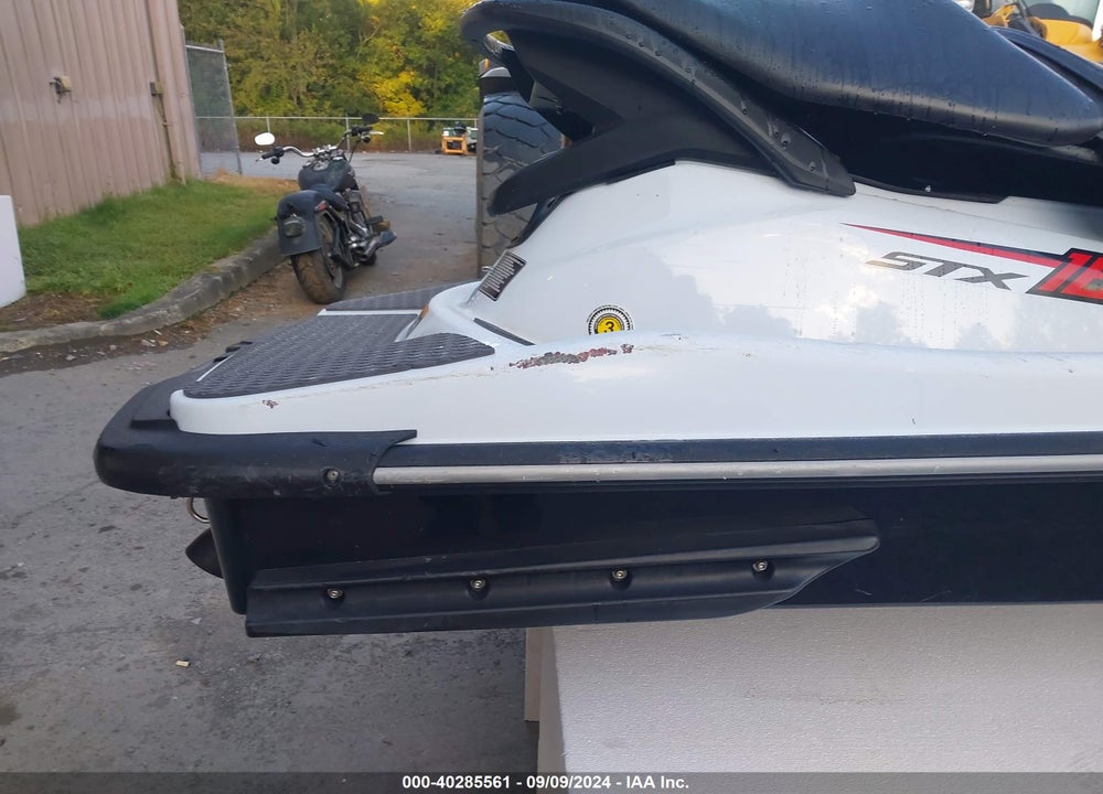 2020 KAWASAKI JET SKI STX VIN: 00000KAW10750F020