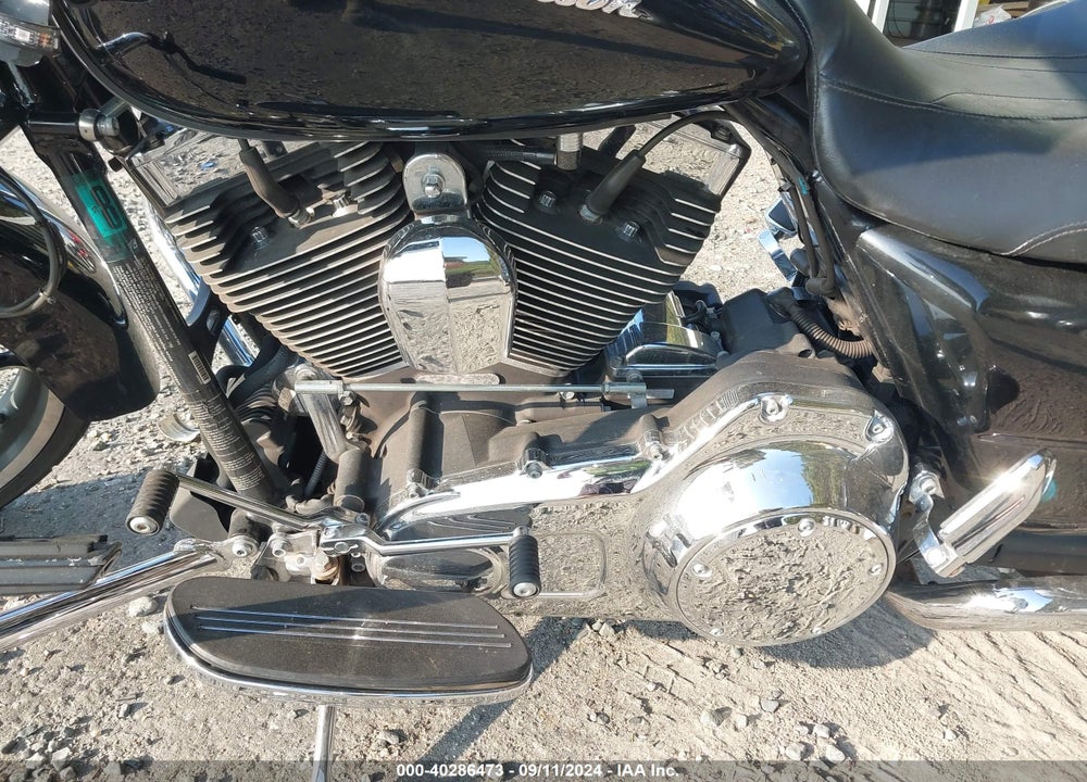 2015 HARLEY-DAVIDSON FLTRX ROAD GLIDE VIN: 1HD1KHM14FB605828