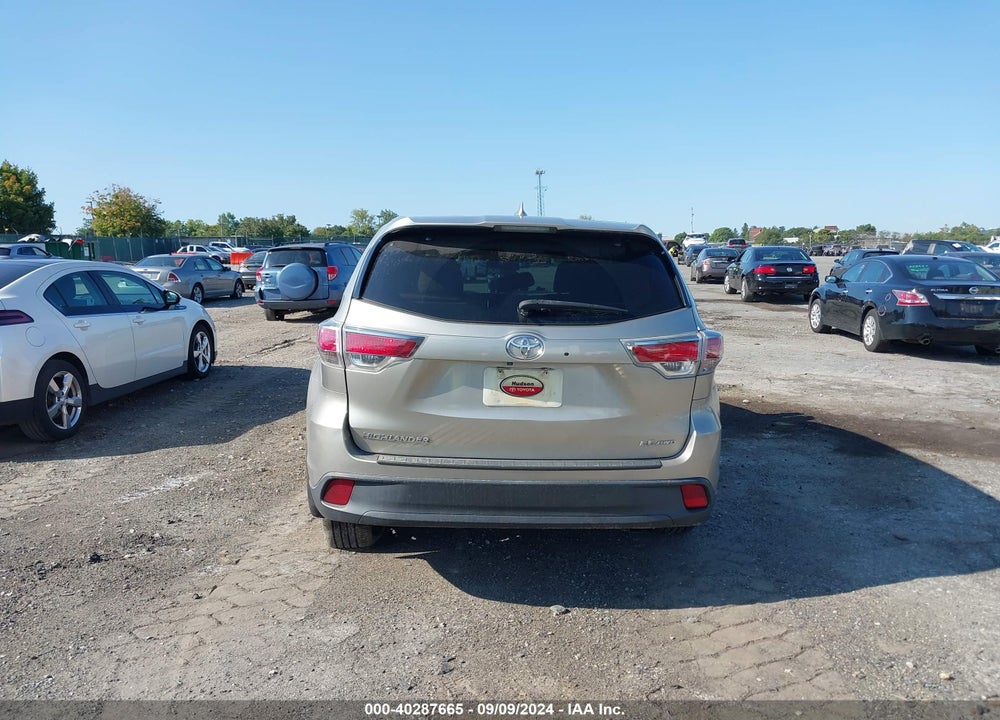 2015 TOYOTA HIGHLANDER LE PLUS V6 VIN: 5TDBKRFH4FS211261