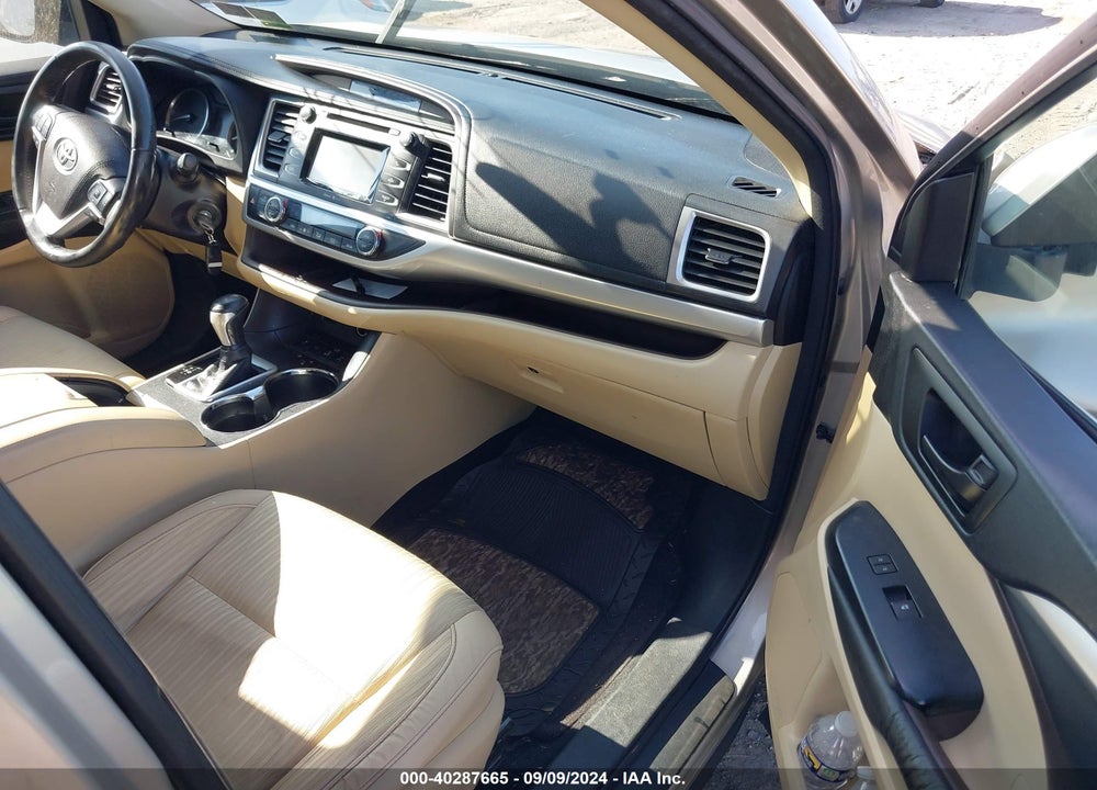 2015 TOYOTA HIGHLANDER LE PLUS V6 VIN: 5TDBKRFH4FS211261