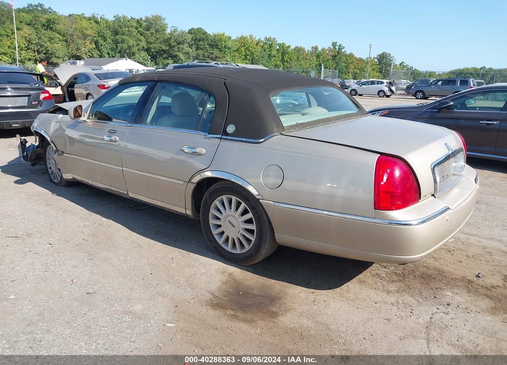 2005 LINCOLN TOWN CAR SIGNATURE VIN: 1LNHM81W25Y646363