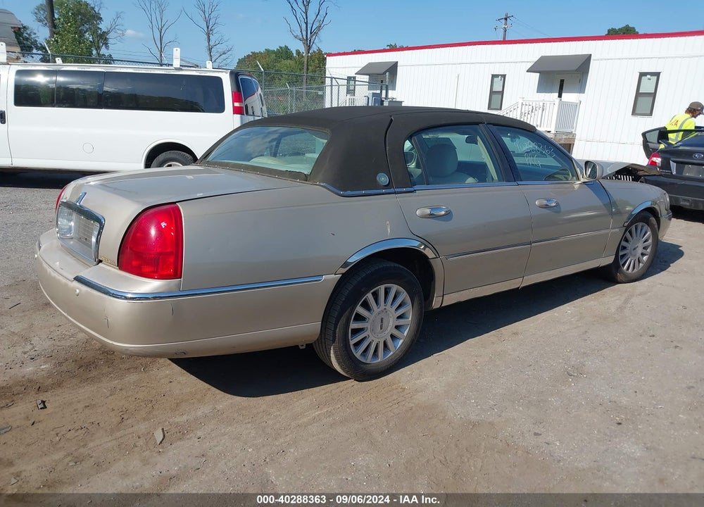 2005 LINCOLN TOWN CAR SIGNATURE VIN: 1LNHM81W25Y646363