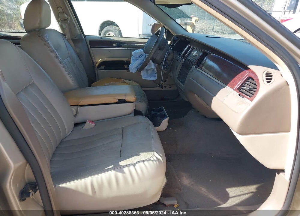 2005 LINCOLN TOWN CAR SIGNATURE VIN: 1LNHM81W25Y646363