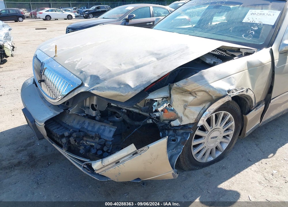 2005 LINCOLN TOWN CAR SIGNATURE VIN: 1LNHM81W25Y646363