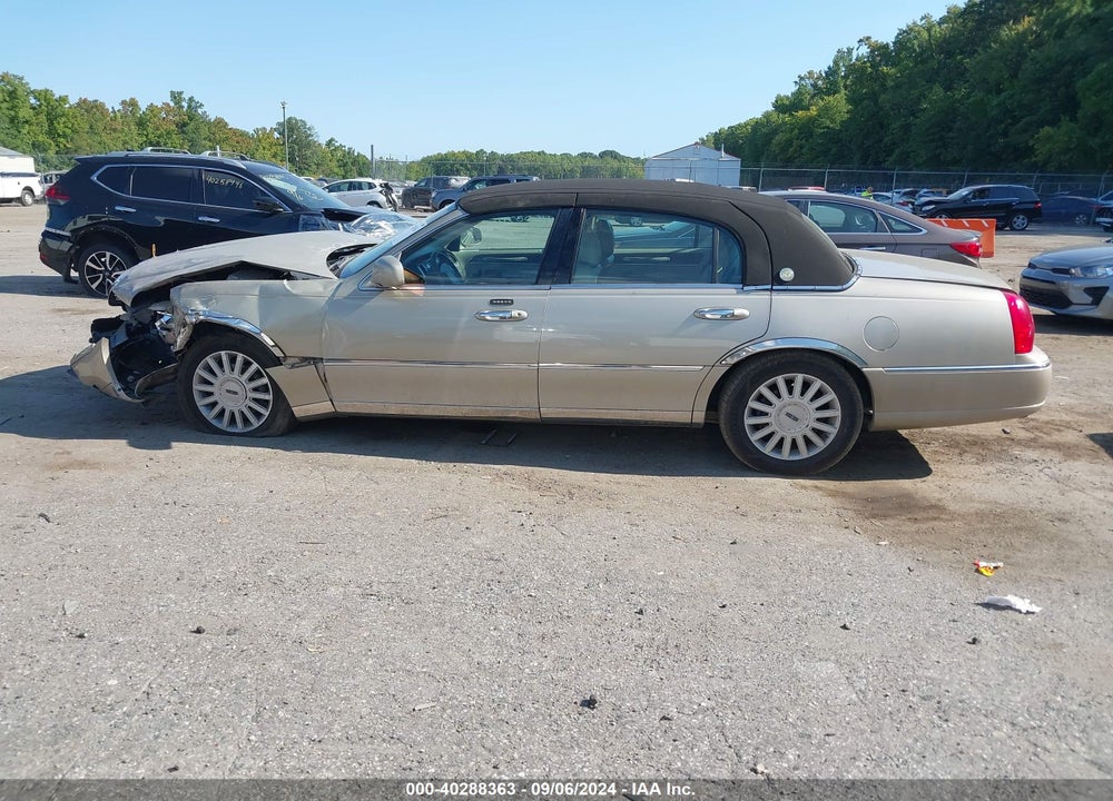 2005 LINCOLN TOWN CAR SIGNATURE VIN: 1LNHM81W25Y646363