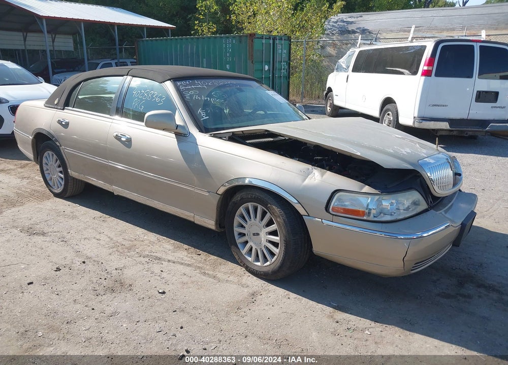 2005 LINCOLN TOWN CAR SIGNATURE VIN: 1LNHM81W25Y646363