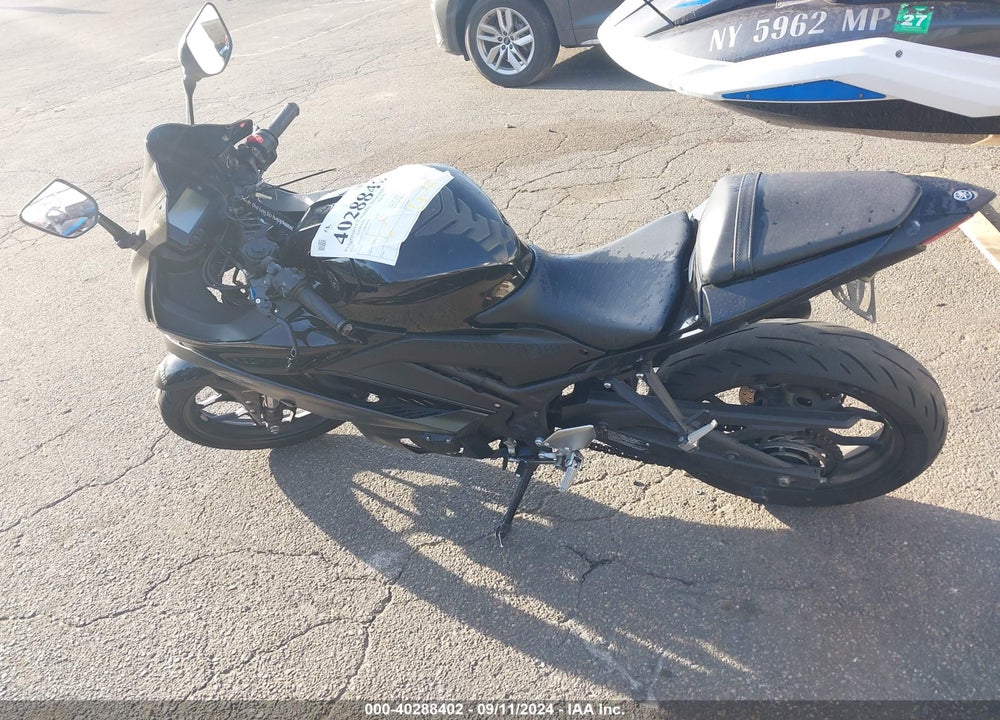 2022 YAMAHA YZFR3 A VIN: MH3RH18Y6NK008665