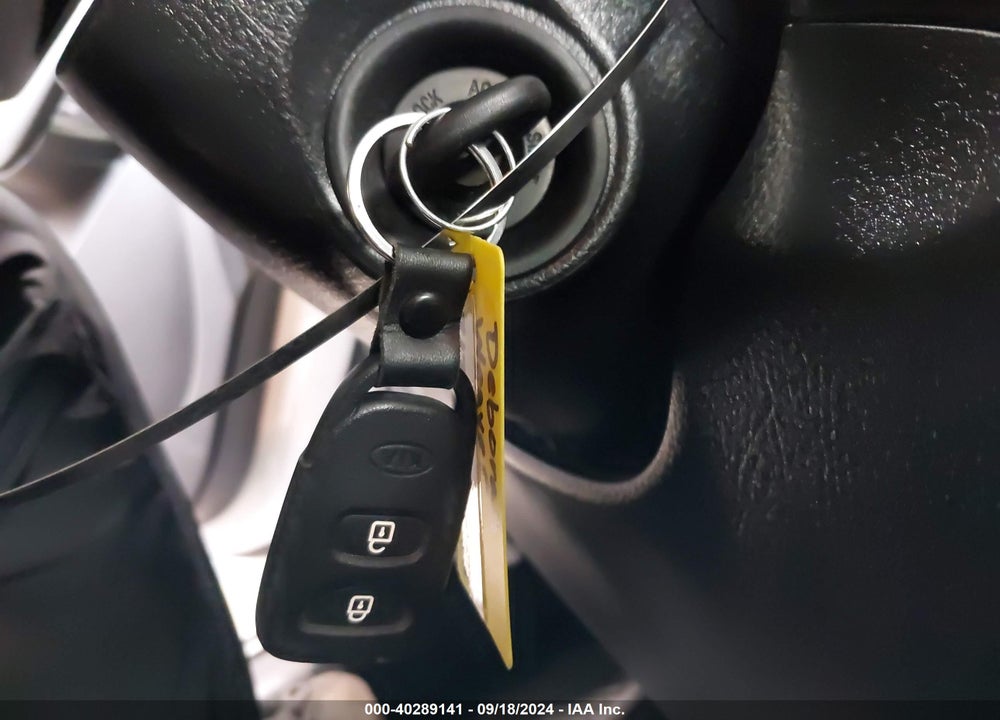 2011 KIA SORENTO LX VIN: 5XYKTCA15BG093622
