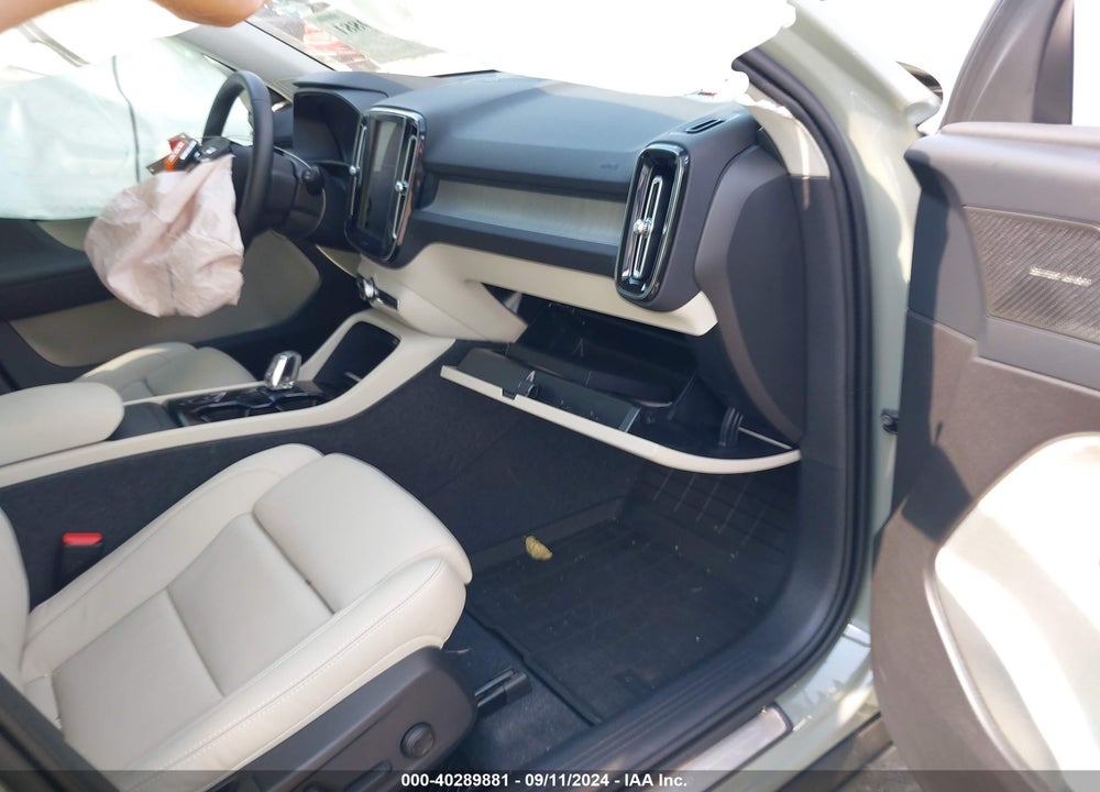 2024 VOLVO XC40 B5 ULTIMATE BRIGHT THEME VIN: YV4L12UF1R2296200