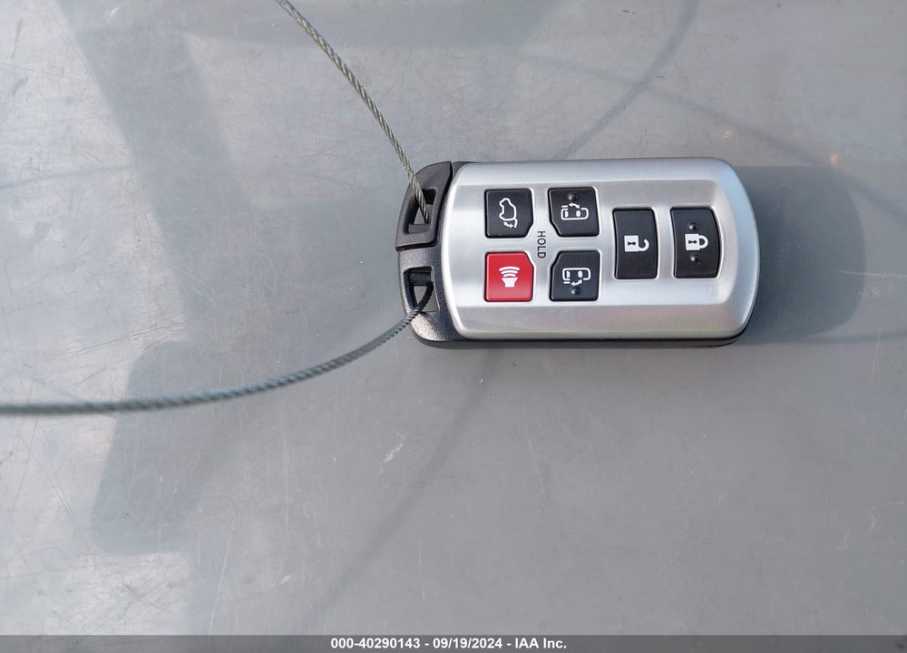 2014 TOYOTA SIENNA XLE V6 8 PASSENGER VIN: 5TDYK3DC4ES454128
