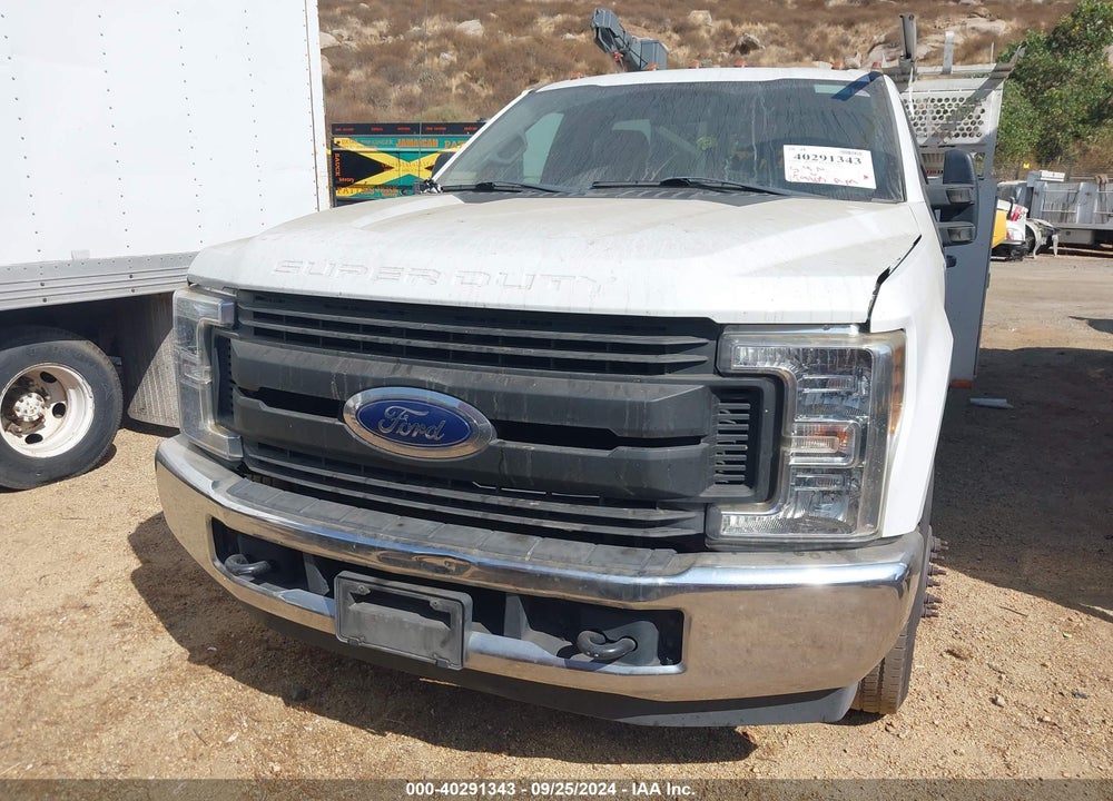 2018 FORD F-350 CHASSIS XL VIN: 1FDRF3G6XJEC68376
