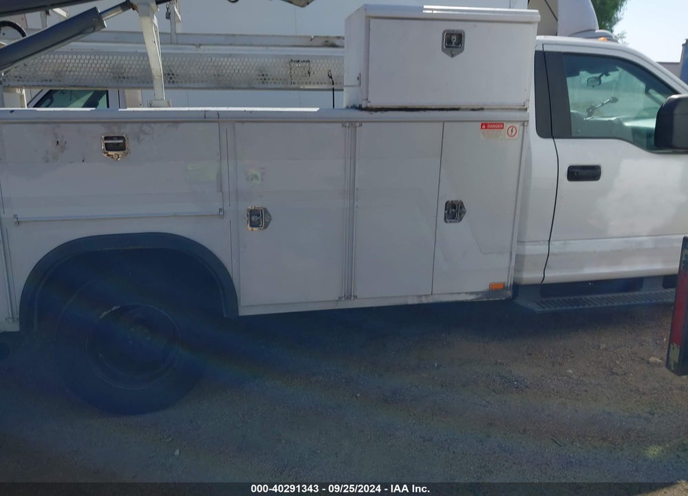 2018 FORD F-350 CHASSIS XL VIN: 1FDRF3G6XJEC68376