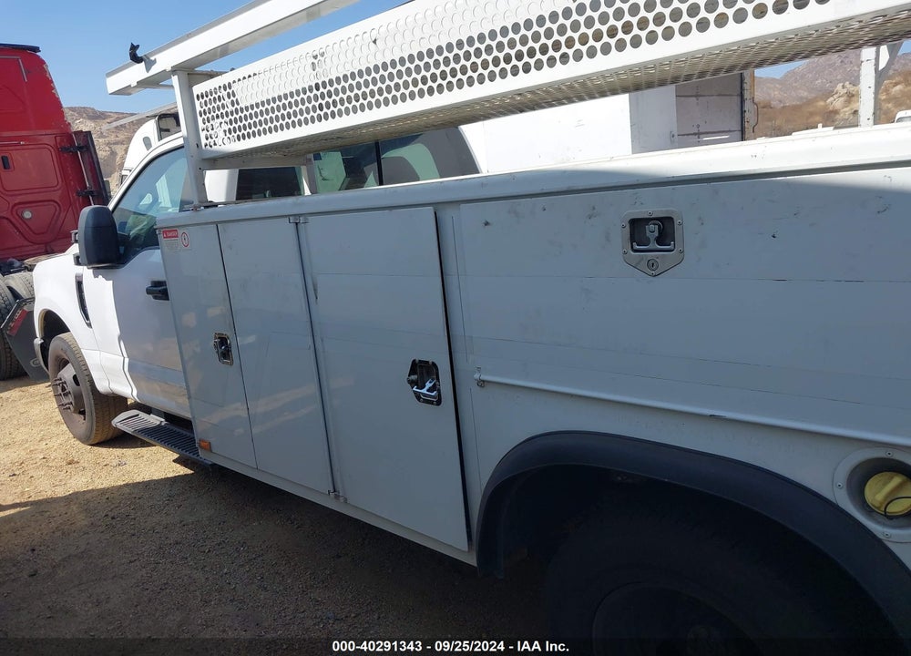 2018 FORD F-350 CHASSIS XL VIN: 1FDRF3G6XJEC68376