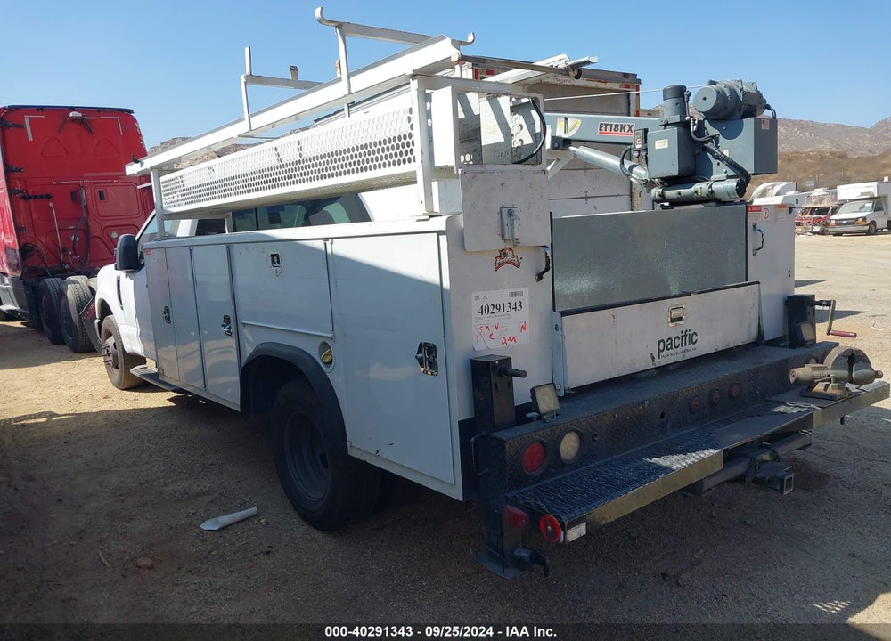 2018 FORD F-350 CHASSIS XL VIN: 1FDRF3G6XJEC68376