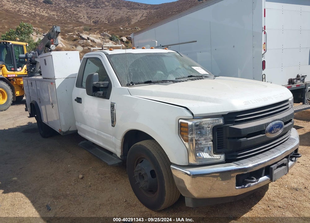 2018 FORD F-350 CHASSIS XL VIN: 1FDRF3G6XJEC68376