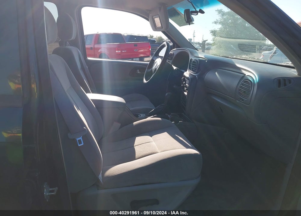 2005 CHEVROLET TRAILBLAZER LS VIN: 1GNDT13S452325443