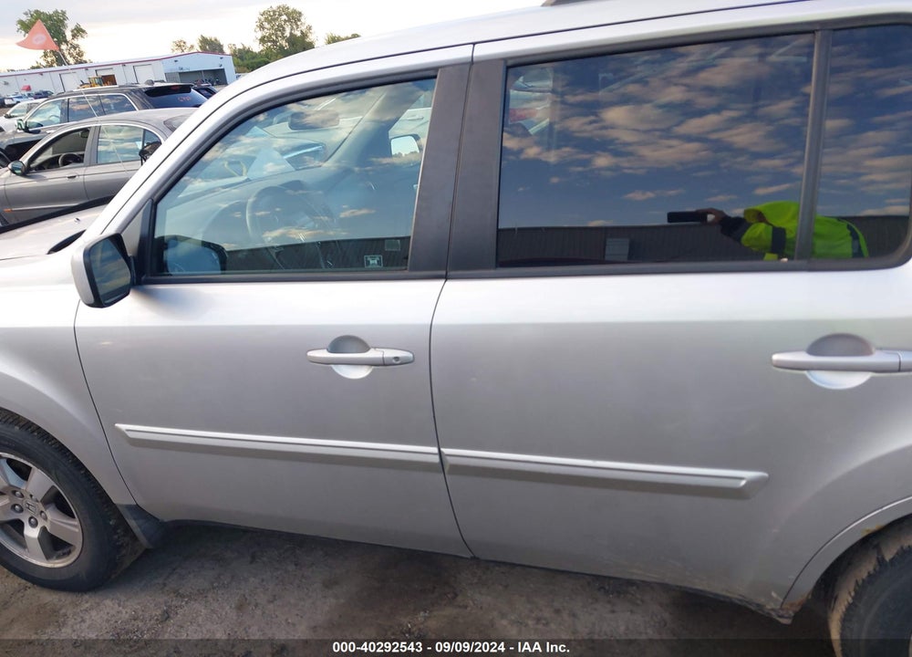 2009 HONDA PILOT EX VIN: 5FNYF48409B050928