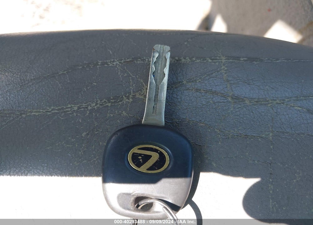 2002 LEXUS ES 300 VIN: JTHBF30G420083469